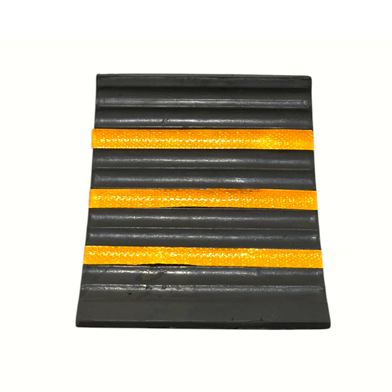 Driehoekige versterkte antislip rubberen wielstoppers (met geïntegreerde handgreep) Driehoekige versterkte antislip rubberen wielstoppers (met geïntegreerde handgreep)