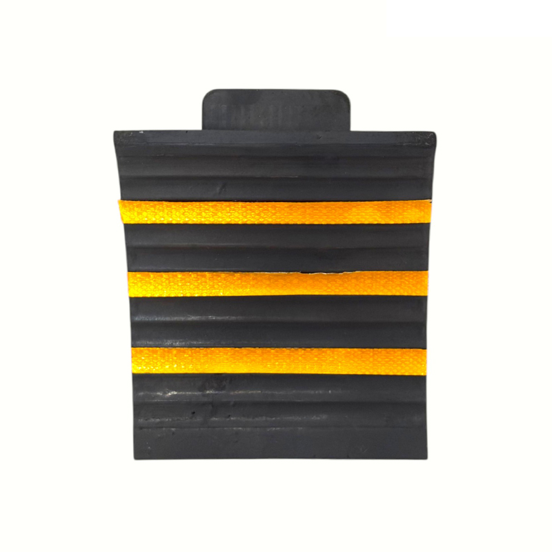 Driehoekige versterkte antislip rubberen wielstoppers (met geïntegreerde handgreep) Driehoekige versterkte antislip rubberen wielstoppers (met geïntegreerde handgreep)