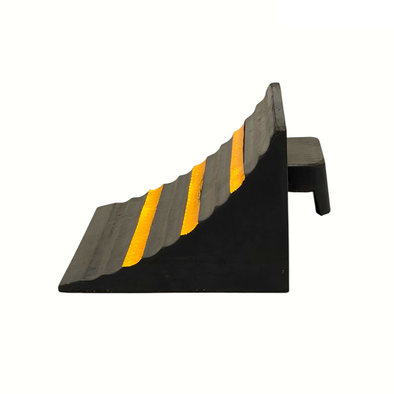 Driehoekige versterkte antislip rubberen wielstoppers (met geïntegreerde handgreep) Driehoekige versterkte antislip rubberen wielstoppers (met geïntegreerde handgreep)