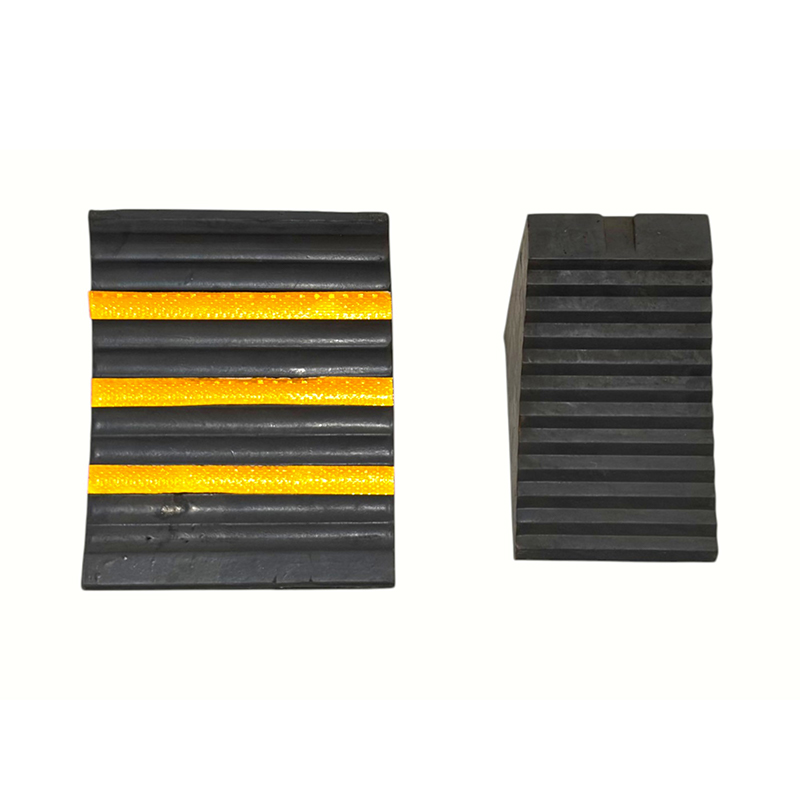 Driehoekige versterkte antislip rubberen wielstoppers (met geïntegreerde handgreep) Driehoekige versterkte antislip rubberen wielstoppers (met geïntegreerde handgreep)