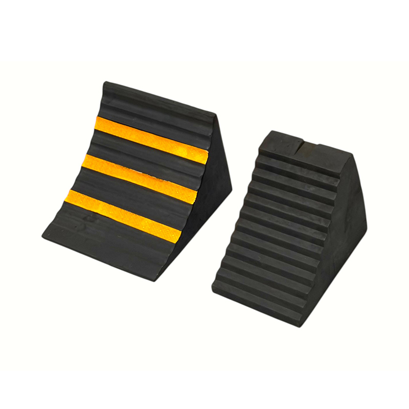 Driehoekige versterkte antislip rubberen wielstoppers (met geïntegreerde handgreep) Driehoekige versterkte antislip rubberen wielstoppers (met geïntegreerde handgreep)