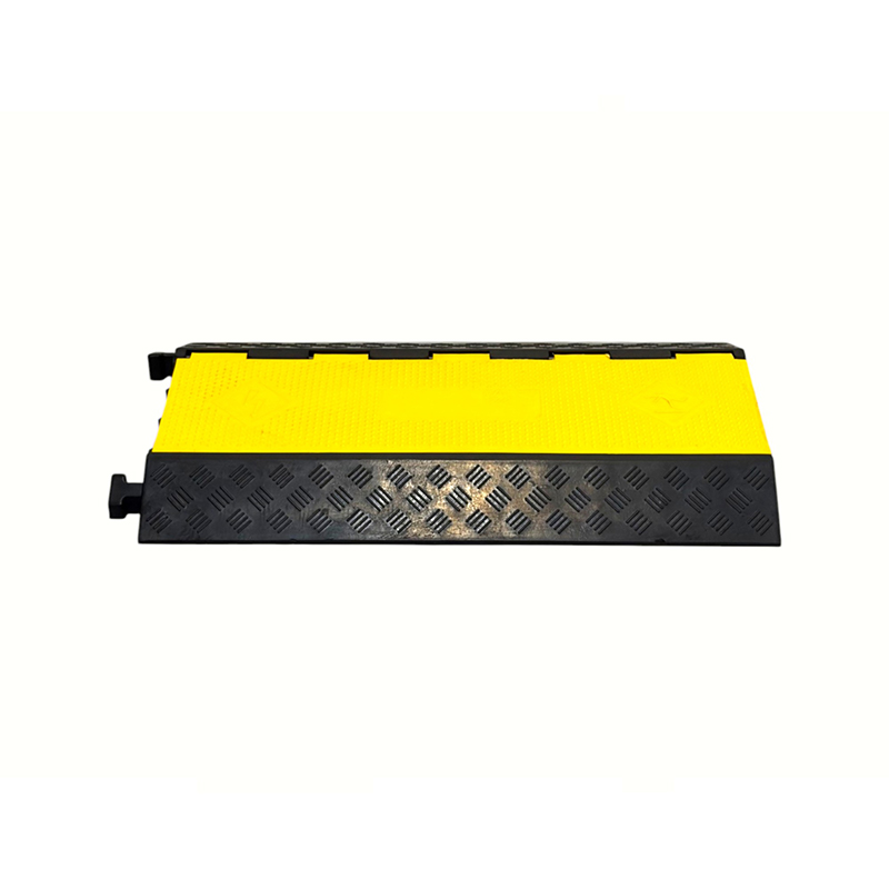 Versterkte rubberen basis Pvc-afdekking met hoog draagvermogen 3-kanaals heavy-duty kabelbeschermer