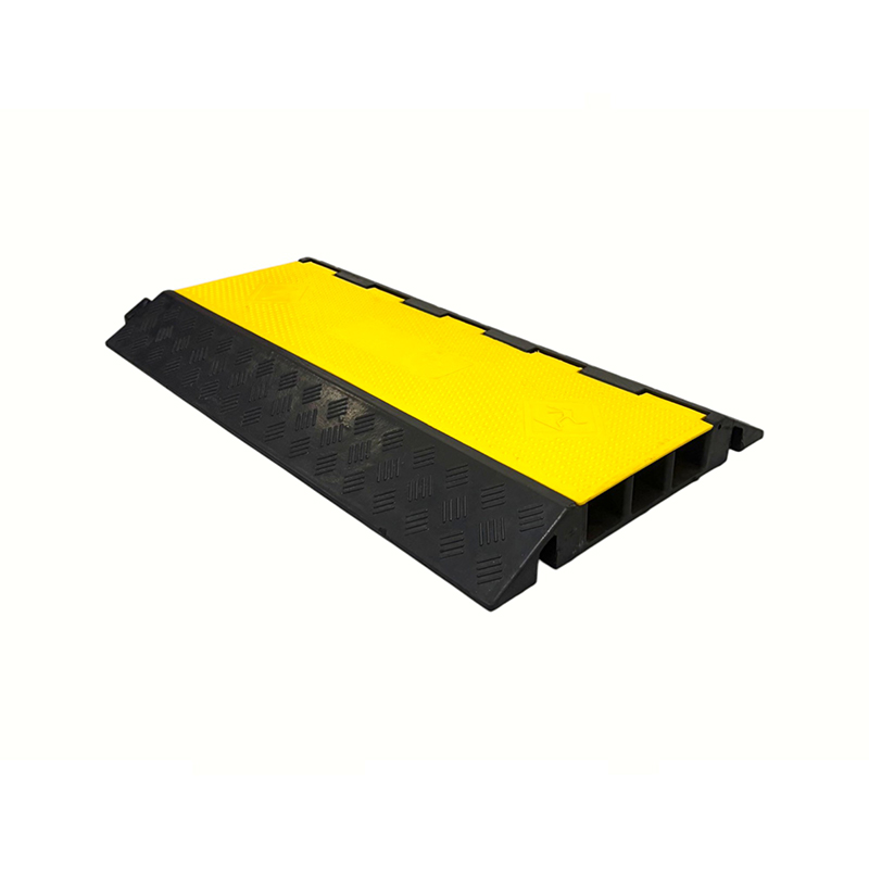 Versterkte rubberen basis Pvc-afdekking met hoog draagvermogen 3-kanaals heavy-duty kabelbeschermer