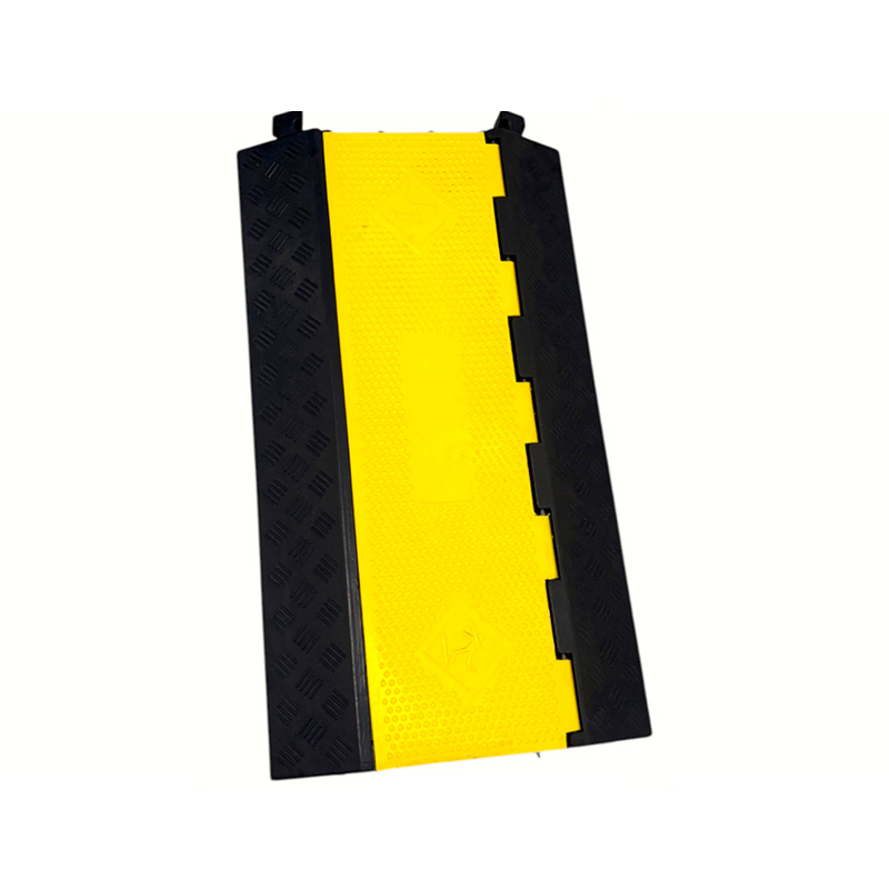 Versterkte rubberen basis Pvc-afdekking met hoog draagvermogen 3-kanaals heavy-duty kabelbeschermer