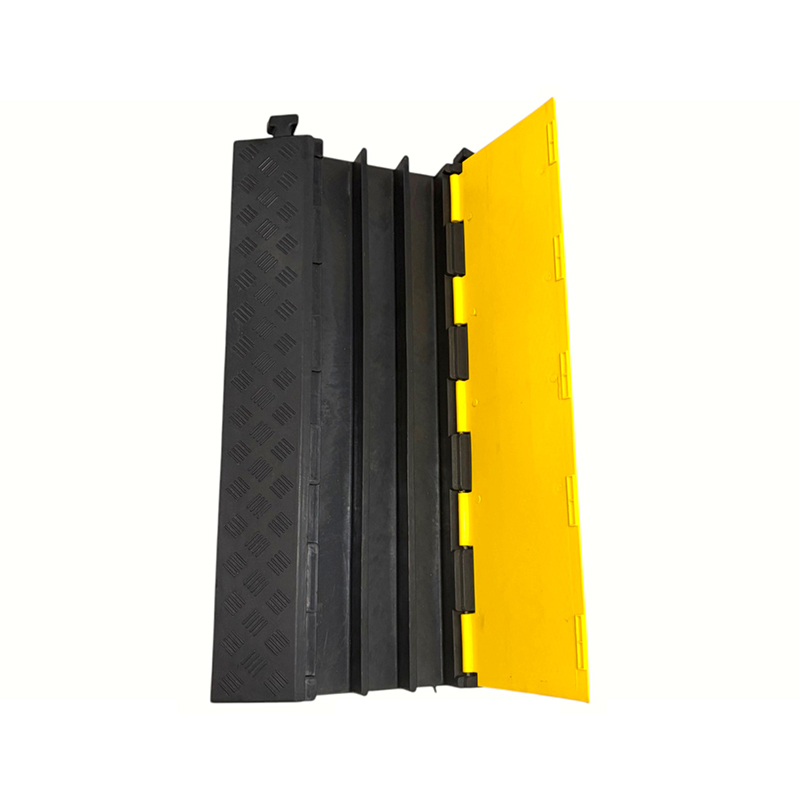 Versterkte rubberen basis Pvc-afdekking met hoog draagvermogen 3-kanaals heavy-duty kabelbeschermer