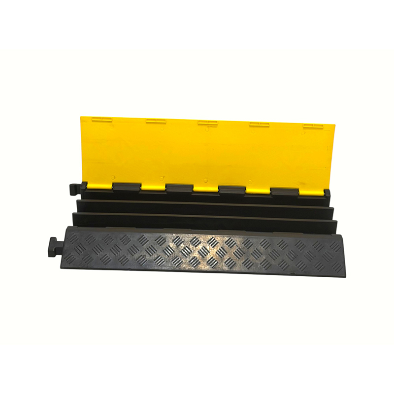 Versterkte rubberen basis Pvc-afdekking met hoog draagvermogen 3-kanaals heavy-duty kabelbeschermer