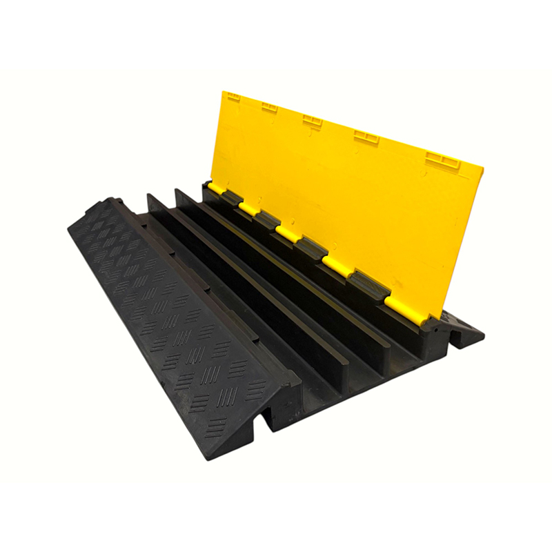 Versterkte rubberen basis Pvc-afdekking met hoog draagvermogen 3-kanaals heavy-duty kabelbeschermer