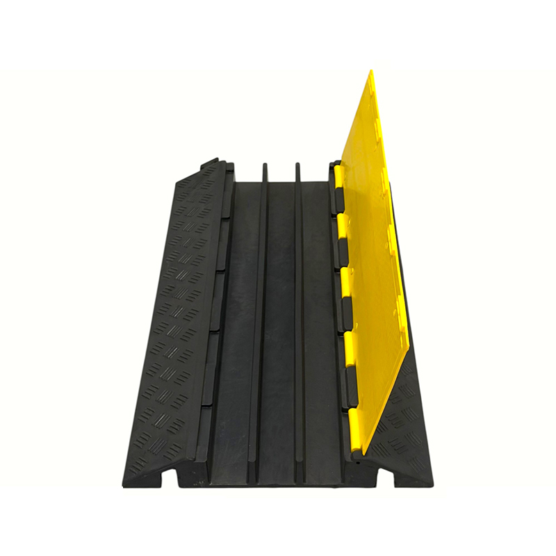 Versterkte rubberen basis Pvc-afdekking met hoog draagvermogen 3-kanaals heavy-duty kabelbeschermer