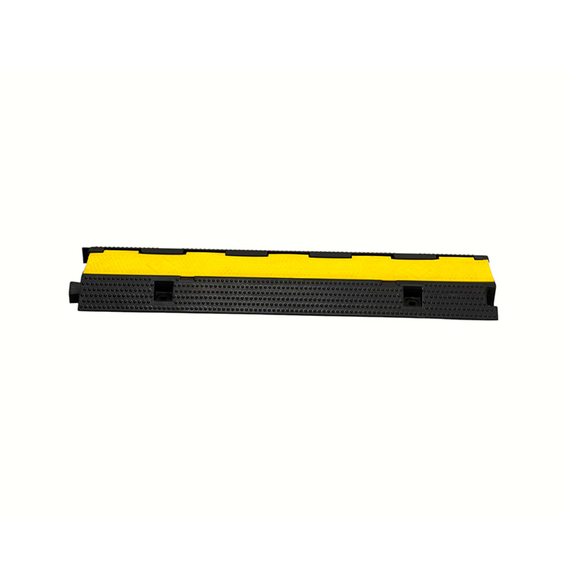 Hoge elasticiteit Slijtvast rubber Lichtgewicht pull-down enkelkanaals versterkte kabelbeschermer met oprit