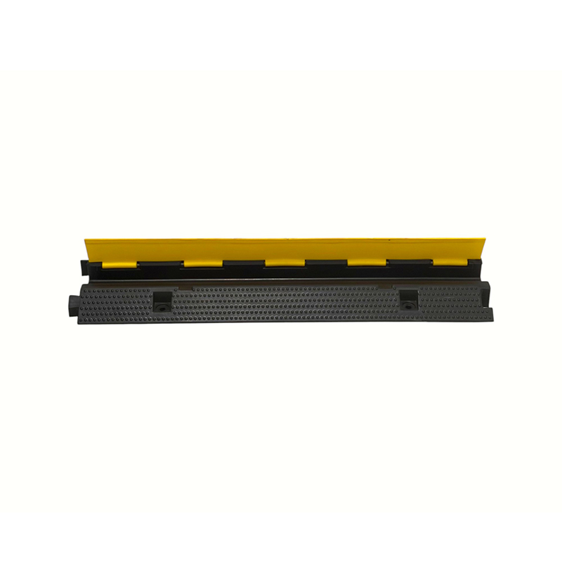 Hoge elasticiteit Slijtvast rubber Lichtgewicht pull-down enkelkanaals versterkte kabelbeschermer met oprit