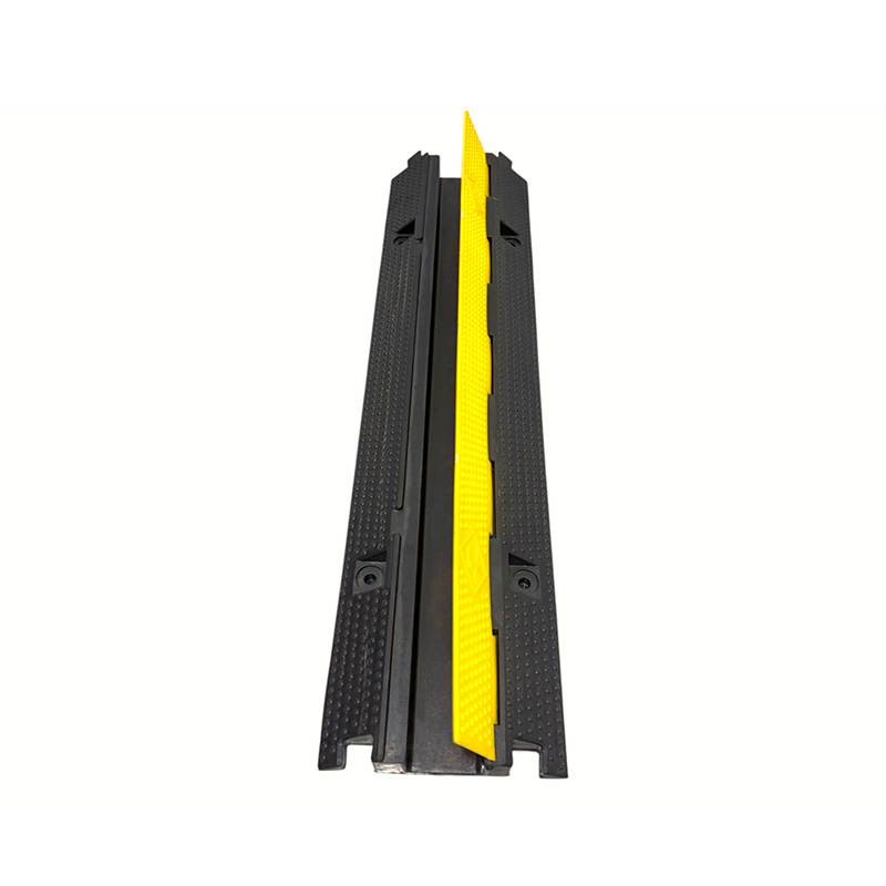 Hoge elasticiteit Slijtvast rubber Lichtgewicht pull-down enkelkanaals versterkte kabelbeschermer met oprit