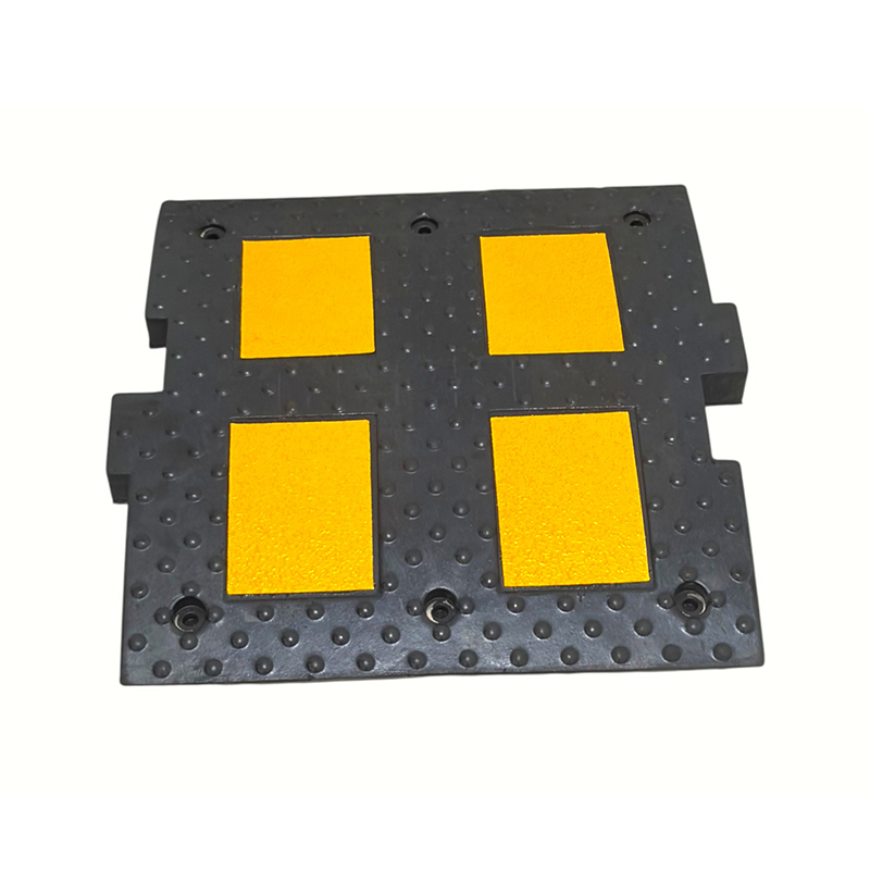 Europese standaard modulaire, in elkaar grijpende rubberen verkeersdrempels met hoge dichtheid Europese standaard modulaire, in elkaar grijpende rubberen verkeersdrempels met hoge dichtheid