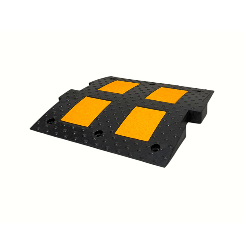 Europese standaard modulaire, in elkaar grijpende rubberen verkeersdrempels met hoge dichtheid Europese standaard modulaire, in elkaar grijpende rubberen verkeersdrempels met hoge dichtheid