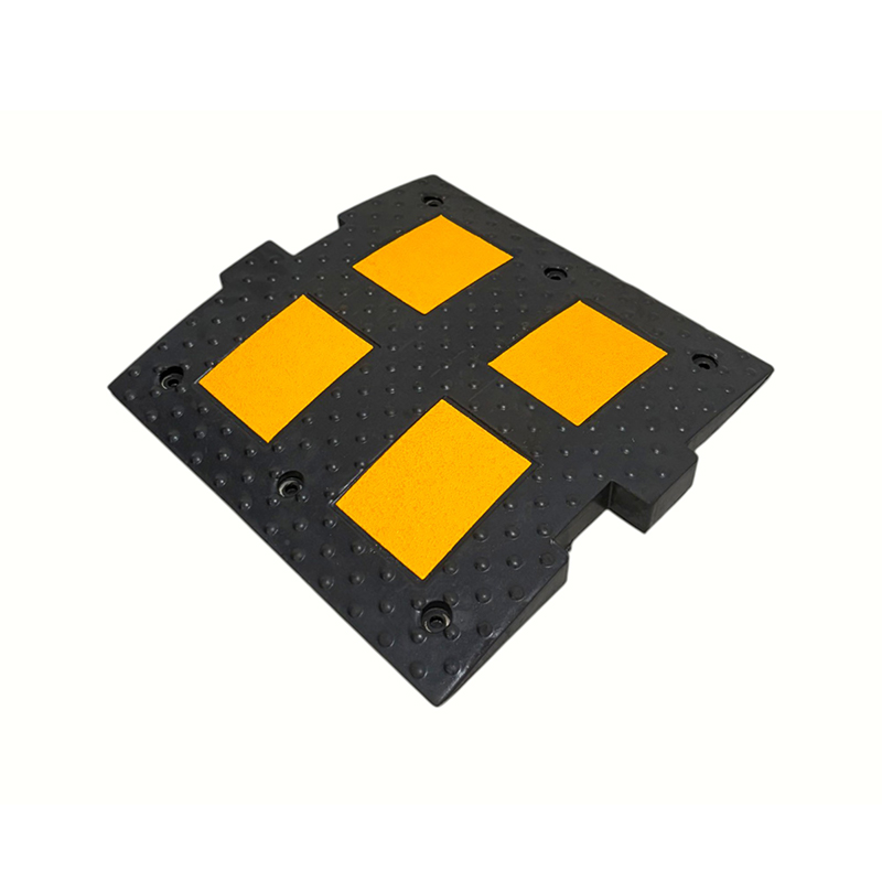 Europese standaard modulaire, in elkaar grijpende rubberen verkeersdrempels met hoge dichtheid Europese standaard modulaire, in elkaar grijpende rubberen verkeersdrempels met hoge dichtheid