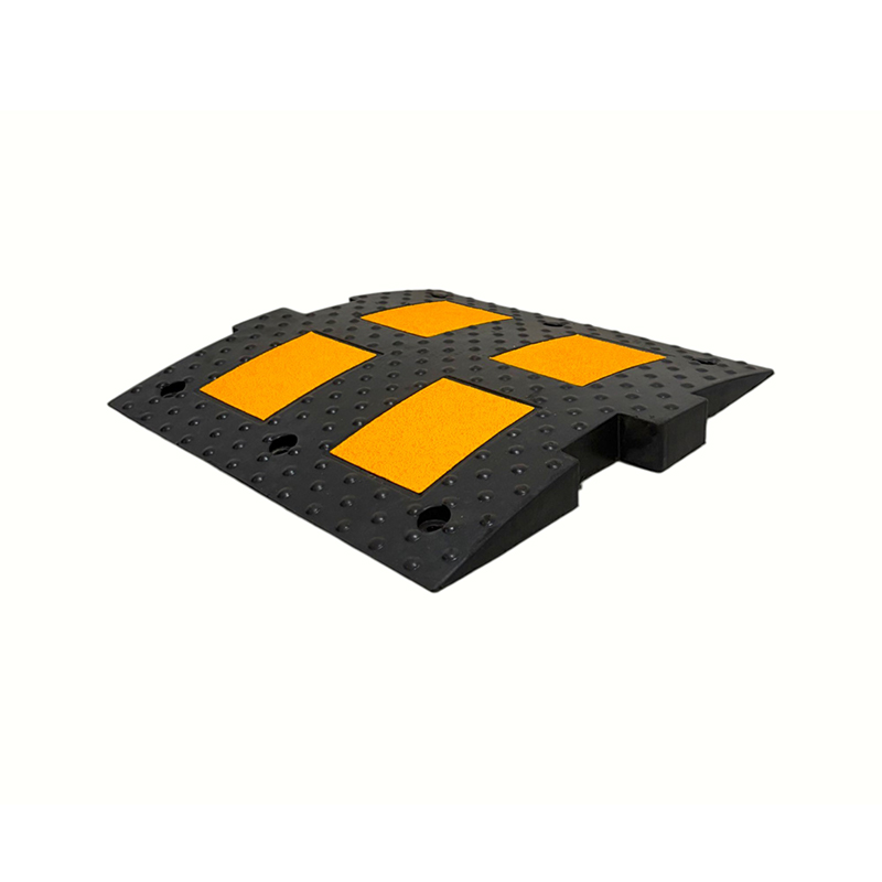 Europese standaard modulaire, in elkaar grijpende rubberen verkeersdrempels met hoge dichtheid Europese standaard modulaire, in elkaar grijpende rubberen verkeersdrempels met hoge dichtheid