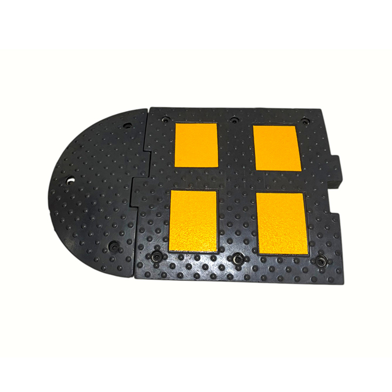 Europese standaard modulaire, in elkaar grijpende rubberen verkeersdrempels met hoge dichtheid Europese standaard modulaire, in elkaar grijpende rubberen verkeersdrempels met hoge dichtheid