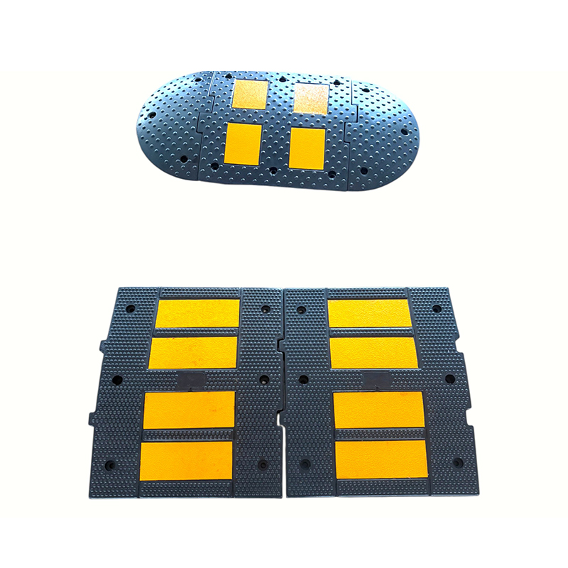 Europese standaard modulaire, in elkaar grijpende rubberen verkeersdrempels met hoge dichtheid Europese standaard modulaire, in elkaar grijpende rubberen verkeersdrempels met hoge dichtheid