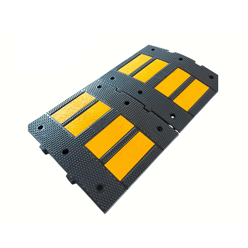 Europese standaard modulaire, in elkaar grijpende rubberen verkeersdrempels met hoge dichtheid Europese standaard modulaire, in elkaar grijpende rubberen verkeersdrempels met hoge dichtheid