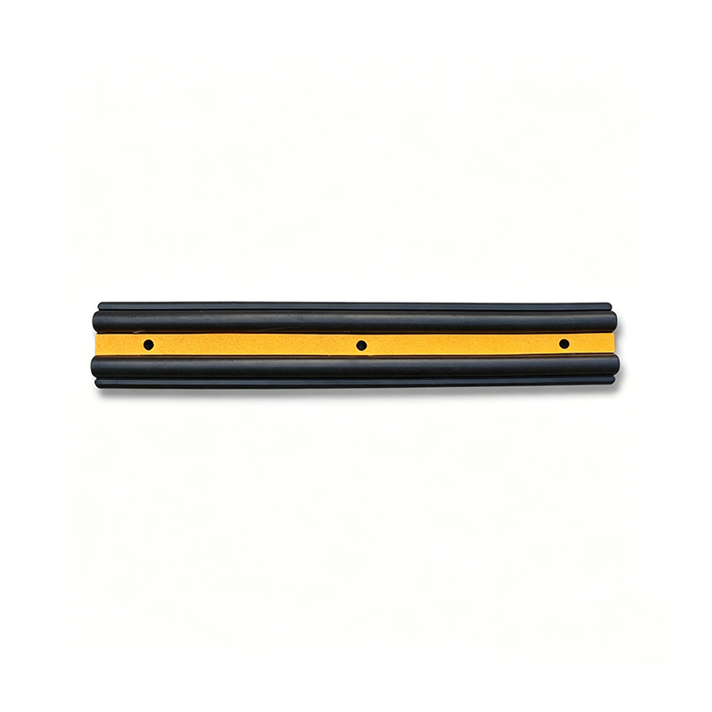 Robuuste rubberen muurbumperstrip met reflecterende waarschuwingstape Robuuste rubberen muurbumperstrip met reflecterende waarschuwingstape